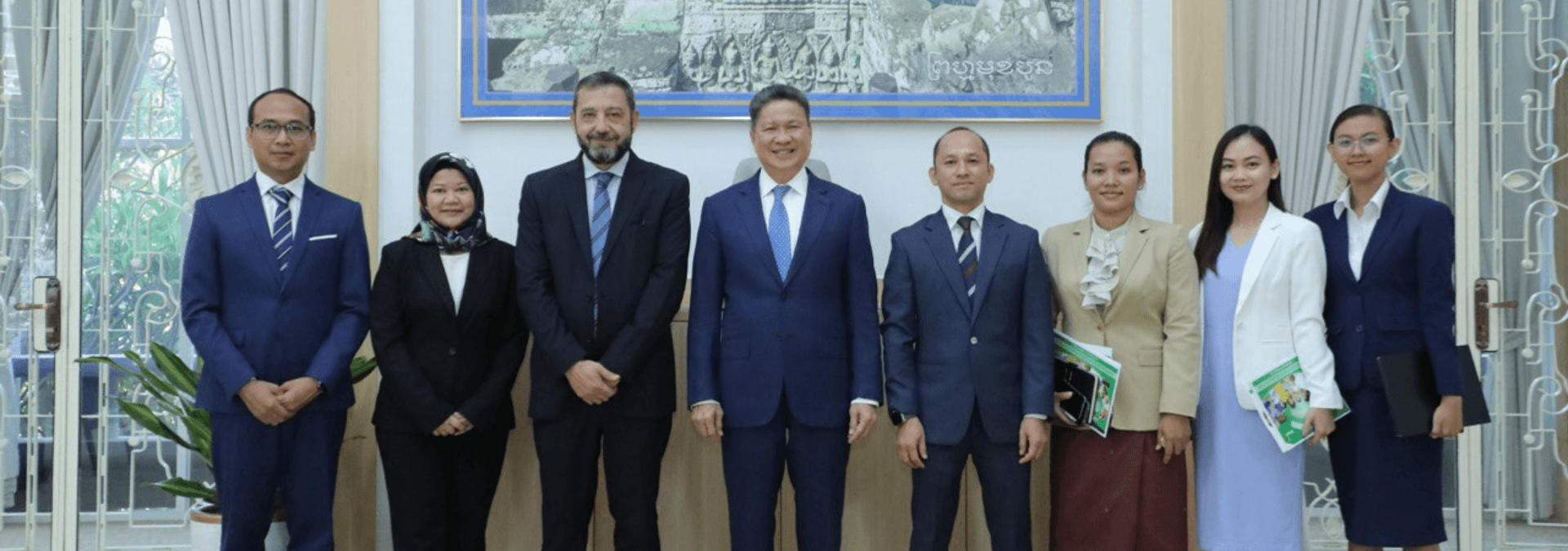 Smart Axiata CEO meets DPM Sun Chanthol, presenting the company as a leading FDI entity